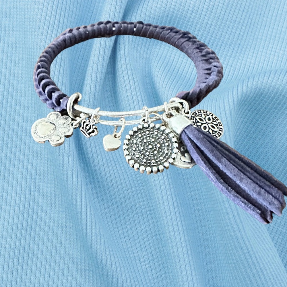 EUC! UNIQUE PREMIER DESIGNS FAUX SUEDE CHARM BRACELET